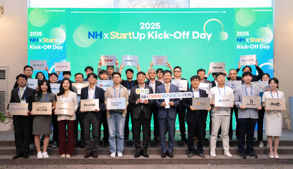22일 서울 용산구 피스앤파크 컨벤션에서 개최된 NH오픈비즈니스허브 행사에서 강태영 농협은행장(앞줄 우측 다섯번째), 최운재 디지털전략사업부문 부행장(앞줄 우측 여섯번째) 및 참여 스타트업 대표 등 관계자들이 기념촬영을 하고있다. 사진=NH농협은행