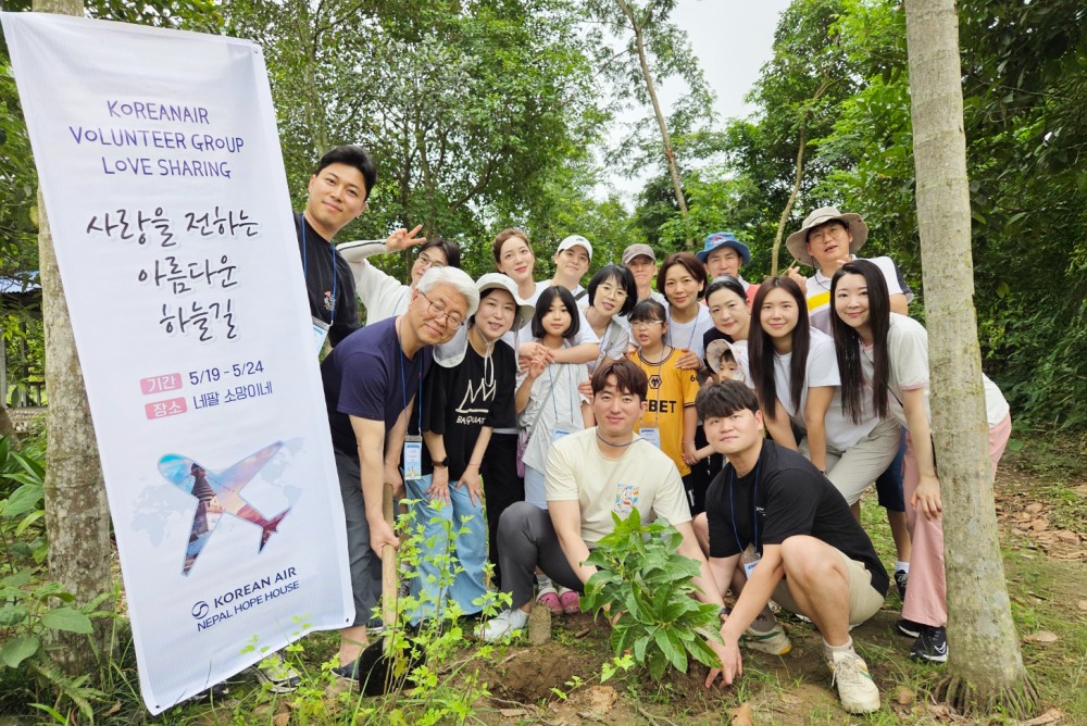 봉사활동에 참여한 대한항공 임직원과 가족들이 기념 촬영하는 모습.(사진=대한항공)