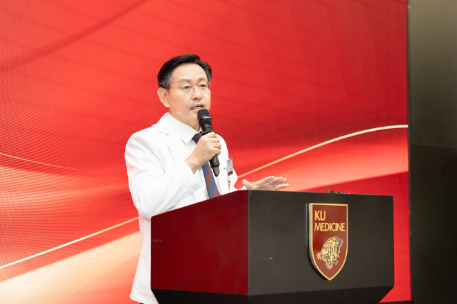 고려대의료원이 26일 고려대 의과대학 제1의학관에서 ‘미래혁신 2028 대전환’을 주제로 기자간담회를 개최했다. 고려대 윤을식 의무부총장 겸 의료원장이 간담회 인사말을 하고 있다. 사진=고려대의료원