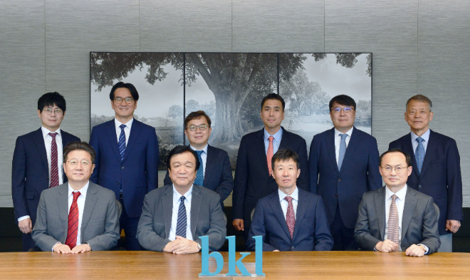 (첫 줄 왼쪽부터 반시계 방향으로) 이형석 대표변호사(중대재해 대응본부장), 윤명오 고문(연구소장), 조상철 변호사, 정수봉 대표변호사, 김세호 고문, 최진원 변호사, 김상민 변호사, 진희선 고문, 송진욱 변호사, 윤사로 변호사. 사진=법무법인 태평양