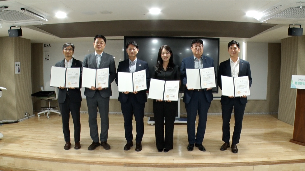 지난 21일 한국표준협회 퓨처밸류캠퍼스강남에서 열린 2025 서울특별시 품질분임조경진대회에서 수상자들이 기념촬영을 하고 있다. 사진=DB손해보험