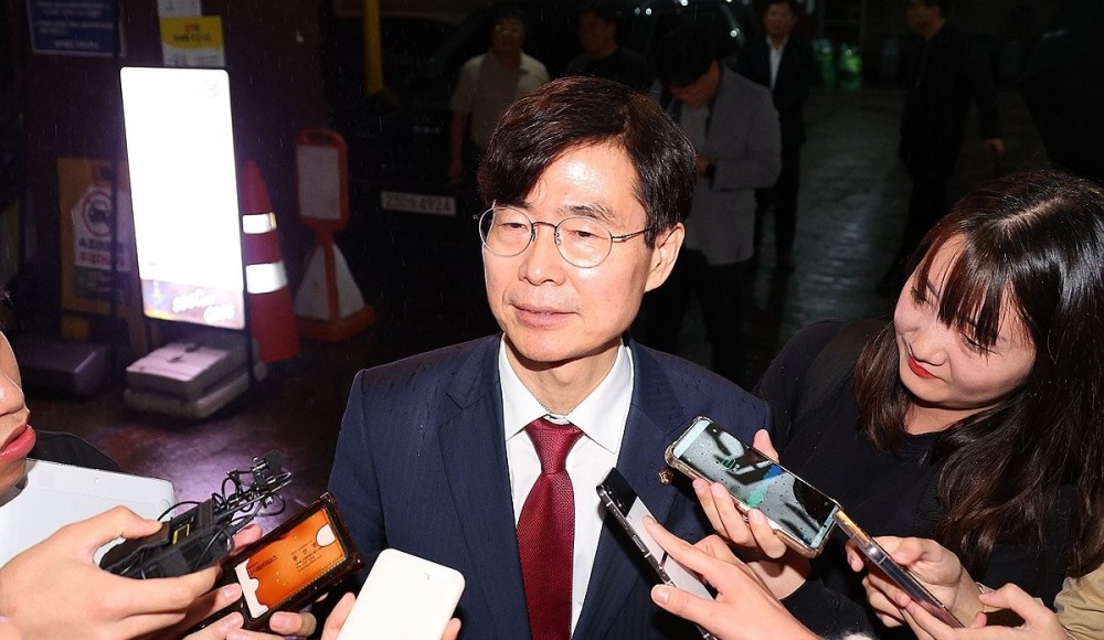 취재진 질문에 답하는 조경태 의원(사진=연합뉴스)