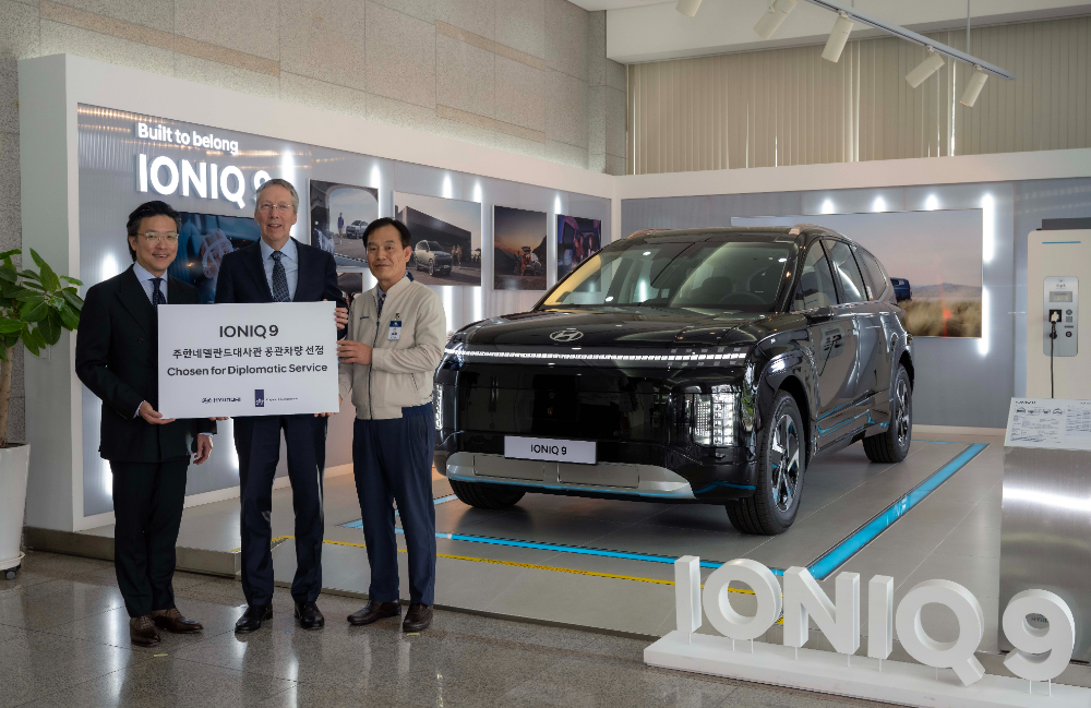 (왼쪽부터) 현대차 GPO 김일범 부사장, 페이터 반 더 플리트(Peter van der Vliet) 주한네덜란드대사, 현대차 아산공장장 박세국 전무.(사진=현대자동차)