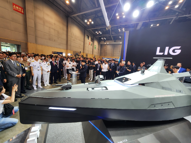 LIG넥스원이 MADEX 현장에서 미래 무인수상정의 기준이 될 콘셉트 모델 '해검-X'를 공개했다. 사진=LIG넥스원