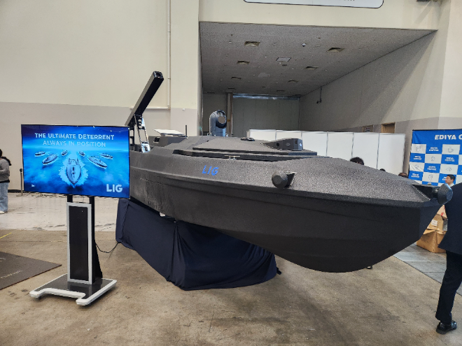 LIG넥스원은 3D 프린팅으로 제작한 '자폭용 무인수상정'도 함께 전시했다. 사진=LIG넥스원