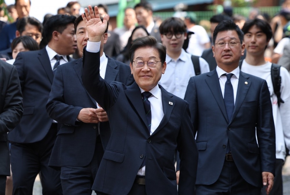 사전투표 마치고 유세에 나선 이재명 후보(사진=연합뉴스)