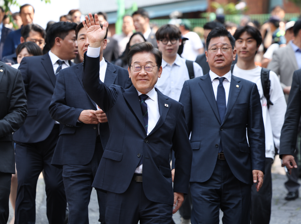 사전투표 마치고 유세에 나선 이재명 후보(사진=연합뉴스)