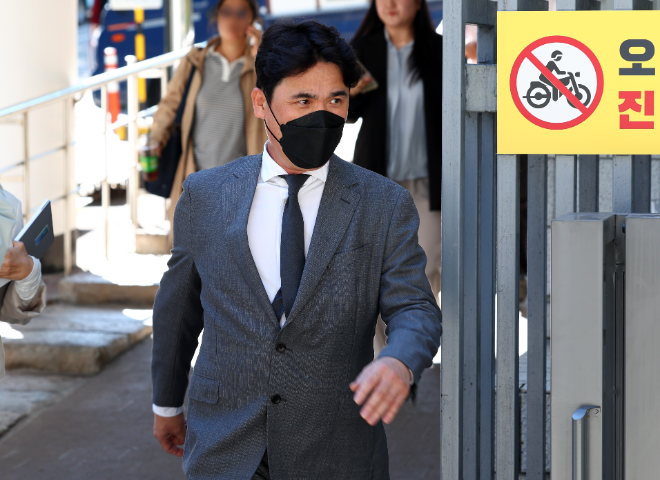 법원 나서는 KIA 장정석 전 단장.(사진=연합뉴스)
