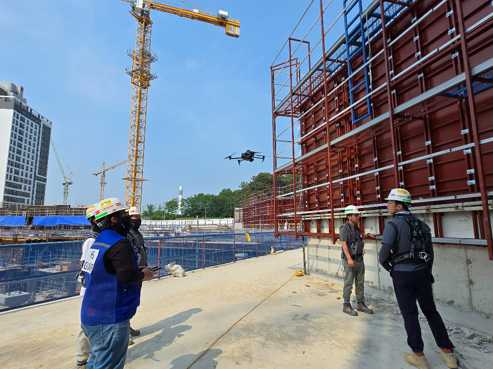 익산 부송 아이파크 현장에서 드론이 업무 모니터링하고 있는 모습으로 드론은 근로자들의 안전모 착용, 안전고리 체결 여부, 위급상황 등 안전 사항을 실시간으로 점검한다.(사진=HDC현대산업개발)