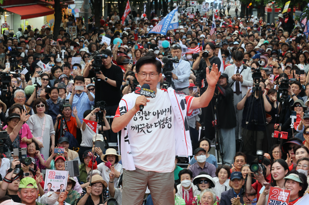 신촌역 집중 유세에 나선 김문수 후보(사진=연합뉴스)