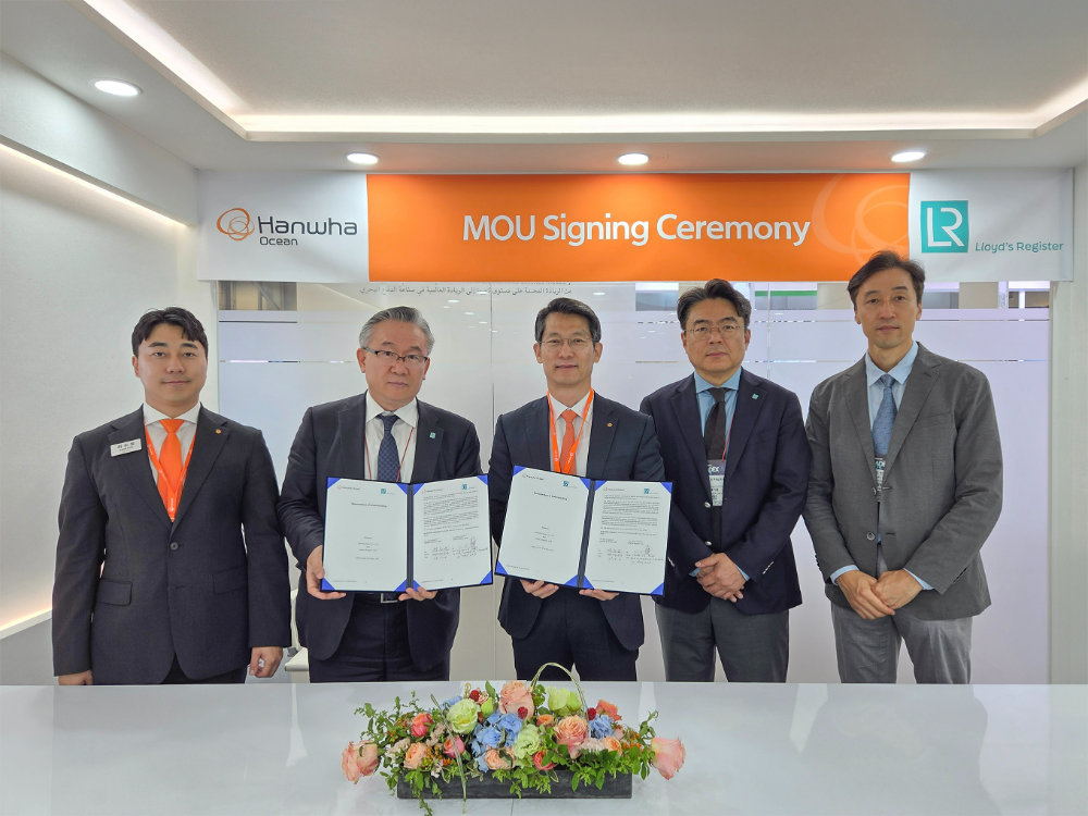 지난달 30일 부산 마덱스 현장에서 한화오션 특수선해외사업단장 정승균 부사장(가운데)과 로이드 선급 극동아시아 사업총괄 홍충식 부사장(왼쪽에서 두번째) 등 양사 관계자들이 해외 함정수출을 위한 전략적 협력 MOU를 체결한 뒤 기념촬영을 하고 있다.(사진=한화오션)