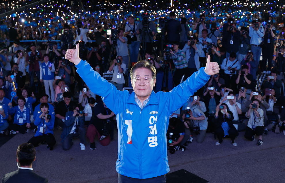 마지막 서울 유세에서 시민들에게 인사하는 이재명 후보(사진=연합뉴스)