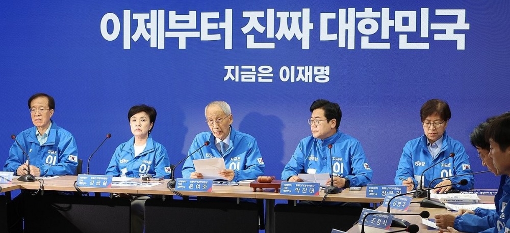 발언하는 윤여준 상임총괄선거대책위원장(사진=연합뉴스)