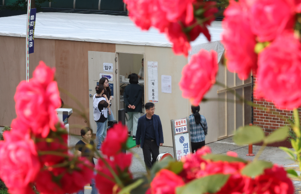 제21대 대통령선거일인 3일 서울 은평구 라이브미성아파트 주차장에 마련된 투표소에서 시민들이 투표를 하고 있다. 사진=연합뉴스