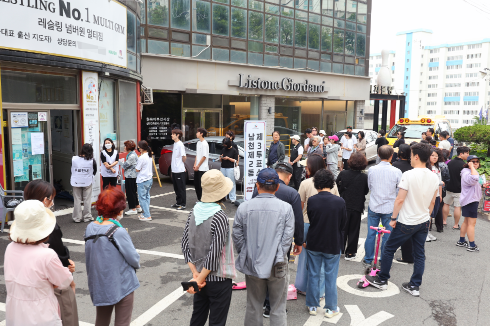 21대 대통령 선거일인 3일 부산 수영구 남천동 레슬링 넘버원 멀티짐에 마련된 남천 제2동 제3투표소에 유권자들이 길게 줄을 서 있다. 사진=연합뉴스