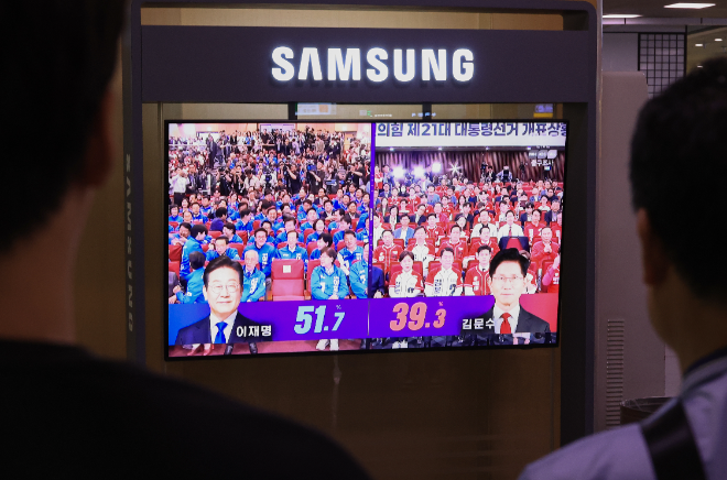 출구조사 발표 방송 지켜보는 시민들.(사진=연합뉴스)