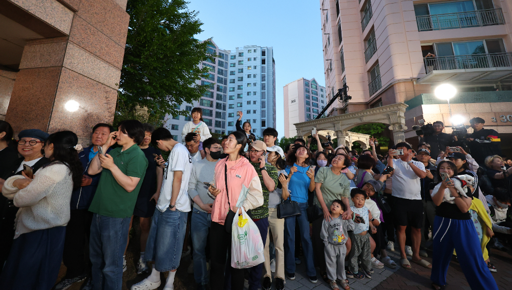 출구조사 발표 환호하는 이재명 후보 자택 동네 주민들.(사진=연합뉴스)