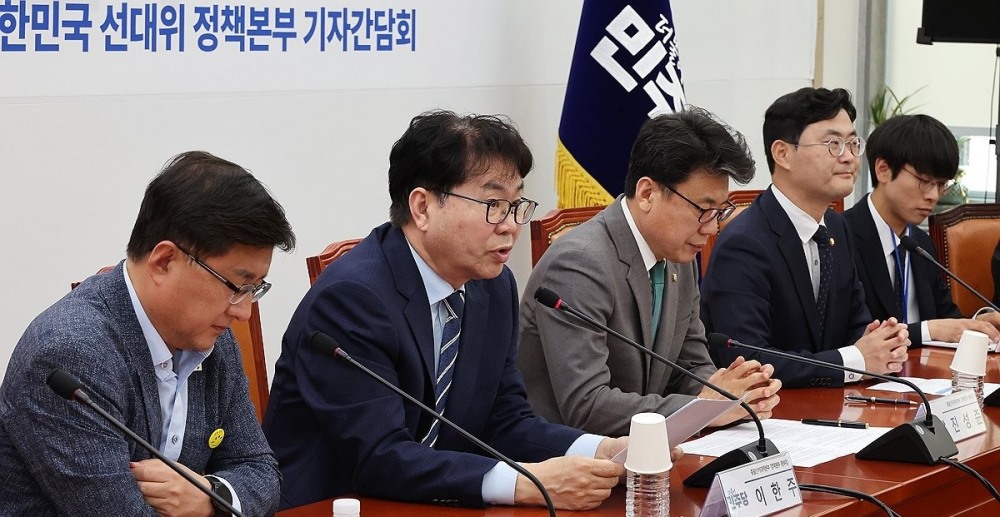 발언하는 이한주 민주당 총괄선대본부 정책본부 본부장(사진=연합뉴스)