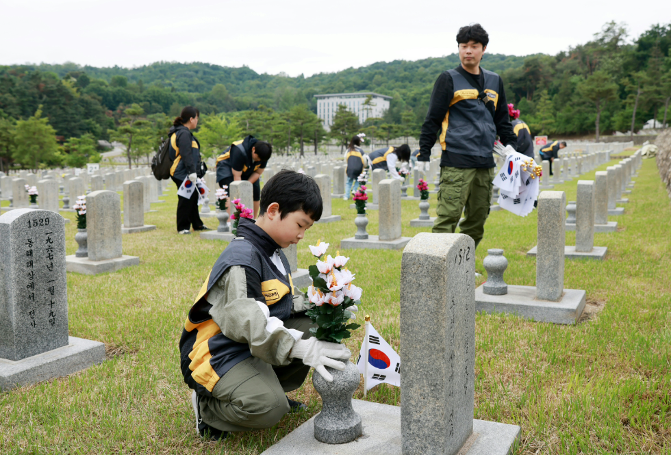 KB국민은행, 호국보훈의 달 맞아 국립서울현충원 묘역 봉사 진행