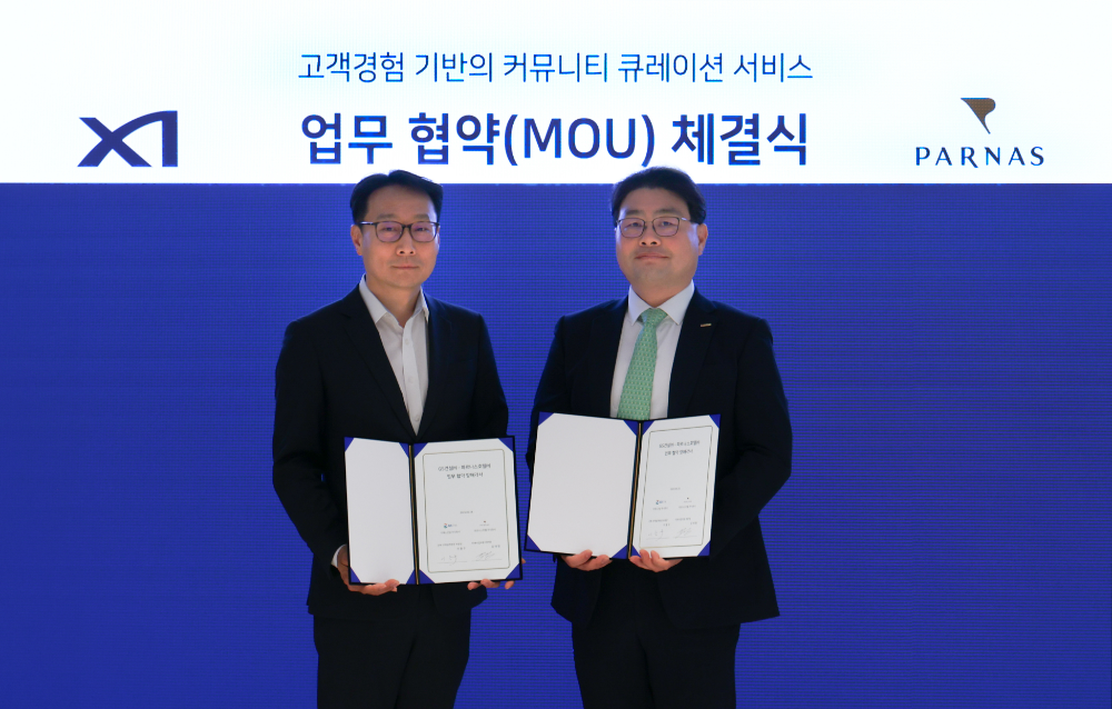 GS건설 이용구 건축주택설계부문장(사진 왼쪽)과 파르나스호텔 김태형 미래사업부문장(사진 오른쪽)이 업무 협약을 체결하고 기념사진 촬영하고 있다.(사진=GS건설)