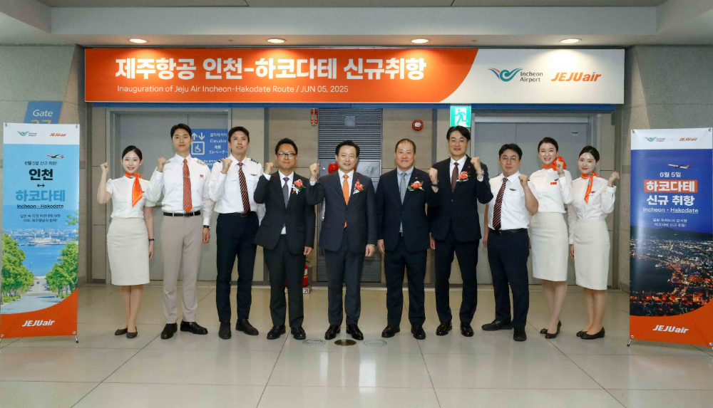 6월 5일 인천국제공항에서 진행된 제주항공 인천~하코다테 노선 신규 취항식에 참석한 김이배 대표이사(사진 왼쪽에서 다섯번째)와 정재필 커머셜본부장(사진 오른쪽에서 다섯번째) 등 임직원들이 신규 취항편 승무원들과 기념촬영을 하고 있다.(사진=제주항공)