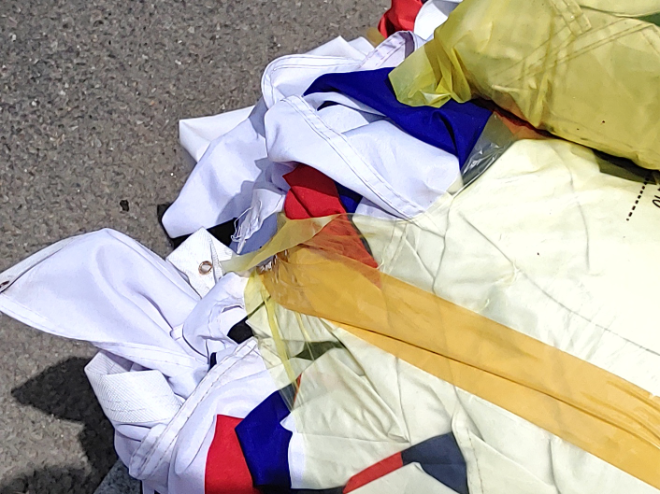 쓰레기봉투에 담겨 버려진 태극기.(사진=연합뉴스)