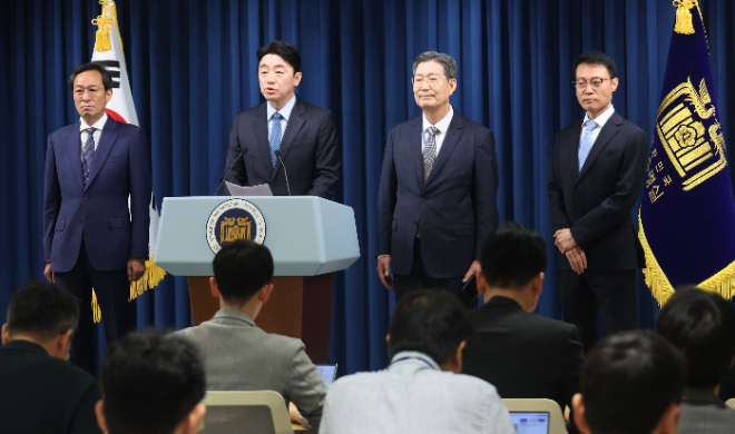 강훈식 대통령 비서실장이 8일 용산 대통령실에서 정무,홍보,민정 수석 인선을 발표하고 있다. 왼쪽부터 우상호 정무수석, 강 비서실장, 오광수 민정수석, 이규연 홍보소통수석. 사진=연합뉴스