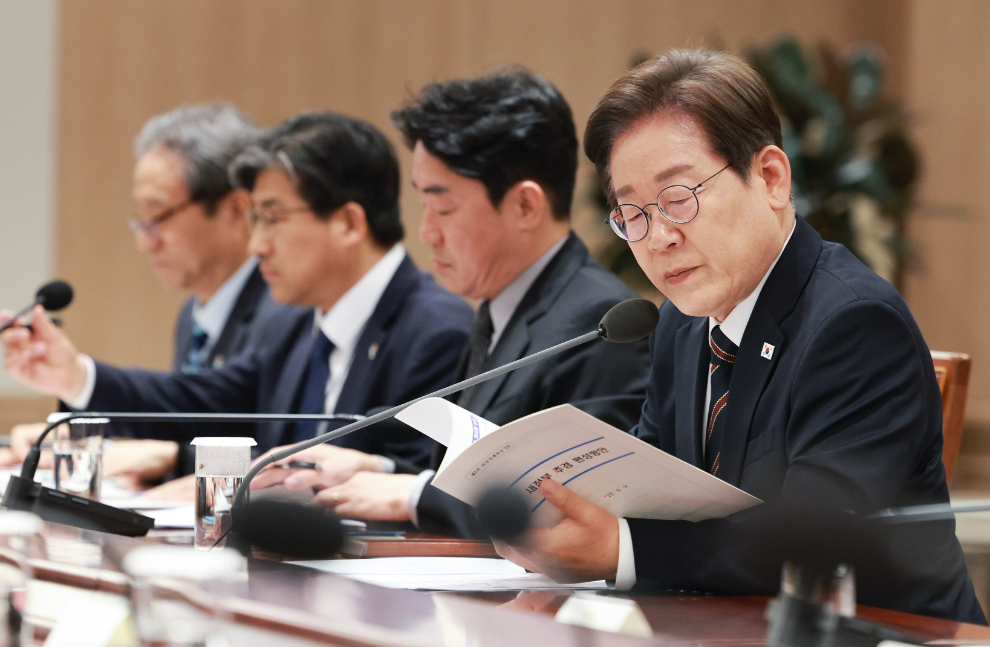 비상경제점검 TF 회의 자료 살피는 이재명 대통령(사진=연합뉴스)