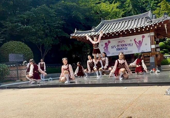 선화여중 치어리딩팀이 무대를 장악하고 있다. (사진제공=부산교육청)