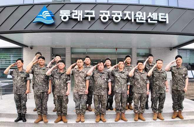 육군 제53보병사단 윤한우 동래구지역대장(중앙)을 비롯한 예비군지휘관·상근예비역 용사들이 화재 예방 및 대응에 최선을 다하겠다는 의미로 거수경례를 하고 있다. (사진제공=백인서 중위)