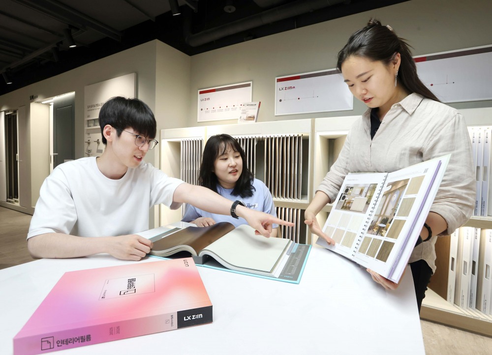 고객들이 'LX하우시스 지인스퀘어 영등포' 전시장에서 방염 인테리어필름 신제품을 살펴보고 있는 모습.(사진=LX하우시스)