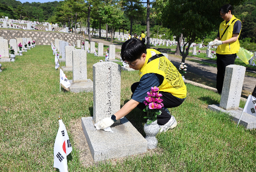 오뚜기 임직원, 현충원 정화 봉사활동