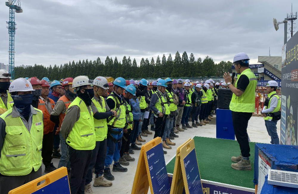 이정렬 시공부문 대표가 고양 장항 카이브 유보라 현장 근로자를 대상으로 온열질환 예방 교육 중이다.(사진=반도건설)