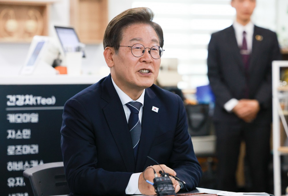 이재명 대통령이 13일 경기도 파주시 장단면 행정복지센터에서 접경지 주민 간담회를 하고 있다. 사진=연합뉴스