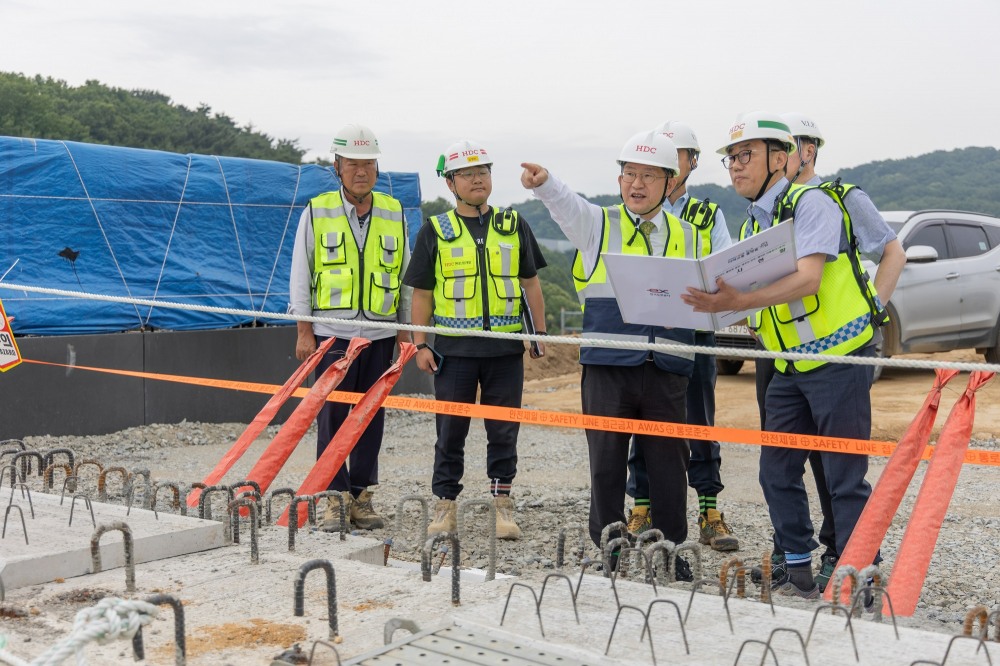 HDC현대산업개발은 13일, 고속국도 제32호선 인주-염치 1공구 현장에서 정경구 대표이사 주재로 현장 안전보건 점검을 진행했다.(사진=HDC현대산업개발)