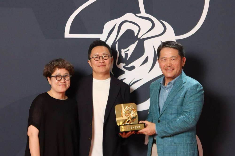 국제 광고제 '칸 라이언즈(Cannes Lions) 2025'에서 단편 영화 '밤낚시'가 엔터테인먼트(Entertainment) 부문 그랑프리(Grand prix)를 수상해 (왼쪽부터) 이노션 최고 크리에이티브 책임자(CCO) 김정아 부사장, 현대자동차 브랜드마케팅본부장 지성원 전무, 이노션 이용우 대표이사가 기념 촬영을 하고 있는 모습.(사진=현대자동차)