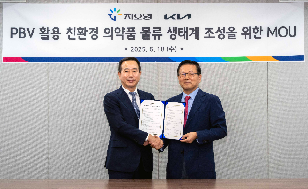 (왼쪽부터) 기아 국내사업본부장 정원정 부사장, 지오영 유광렬 사장.(사진=기아)