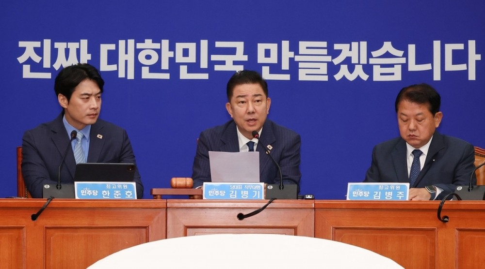 최고위원회의에서 발언하는 김병기 당대표 직무대행(사진=연합뉴스)