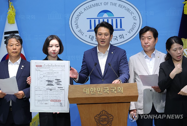 전용기 (가운데) 국회의원 (사진=연합뉴스)