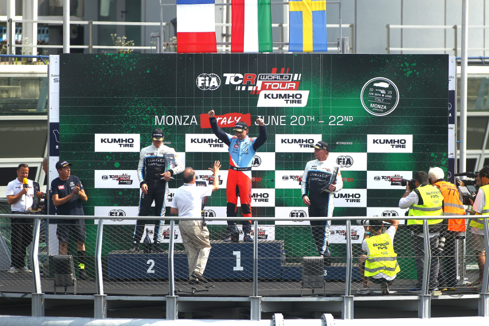 노버트 미첼리즈 선수가 6월 20일(금)~22일(일, 현지시간) 열린 '2025 TCR 월드투어' 3라운드 이탈리아 대회에서 우승을 차지하고 포디움에서 기뻐하는 모습.(사진=현대자동차)