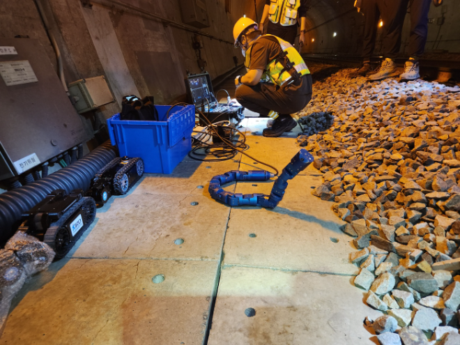 뱀 로봇 장비를 준비 중인 모습.(사진= 국토안전관리원)