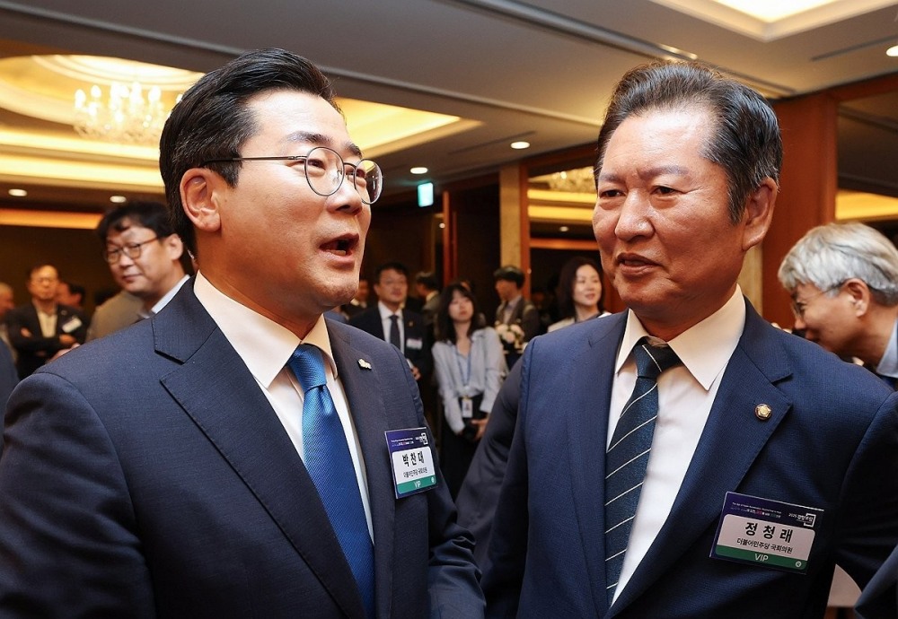 정청래-박찬대 의원, '2025 경향포럼' 참석(사진=연합뉴스)