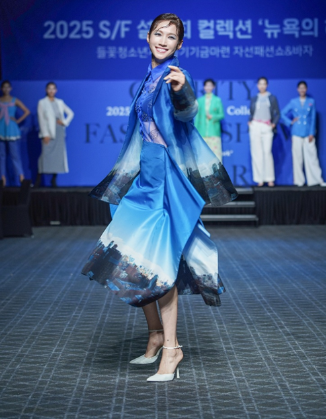 런웨이에서 모델 이선진씨가 워킹을 하고 있는 모습. (사진=포도컴)