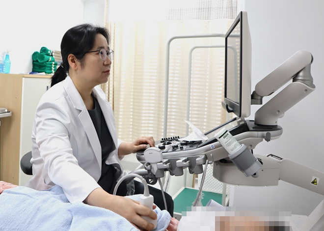 유방외과 곽희숙 과장의 유방초음파 장면.(제공=센텀종합병원)