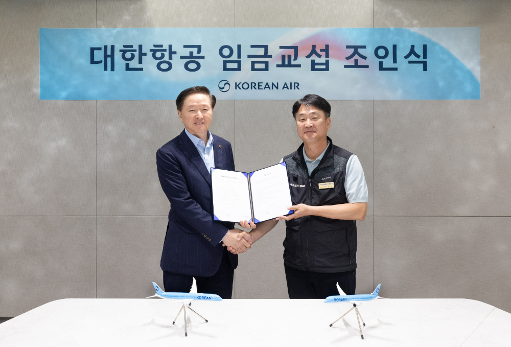 우기홍 대한항공 부회장(왼쪽)과 조영남 대한항공 노동조합위원장(오른쪽)이 기념사진을 촬영하고 있다.(사진=대한항공)