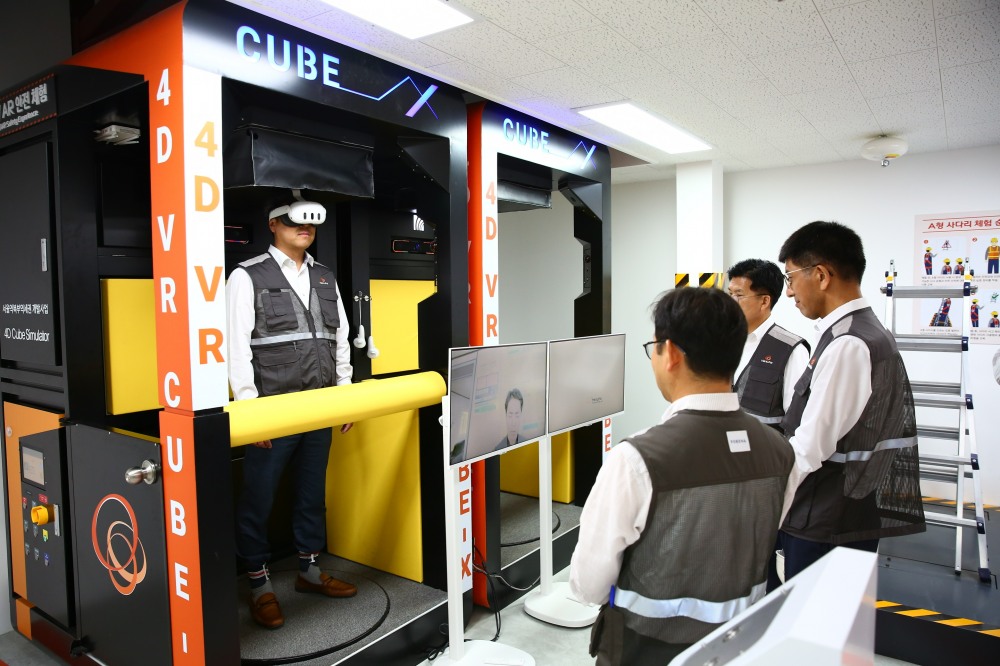한화 건설부문 김승모 대표이사(우측 첫번째)가 VR/AR 체험을 임직원들과 함께 보고 있다.(사진=한화 건설부문)