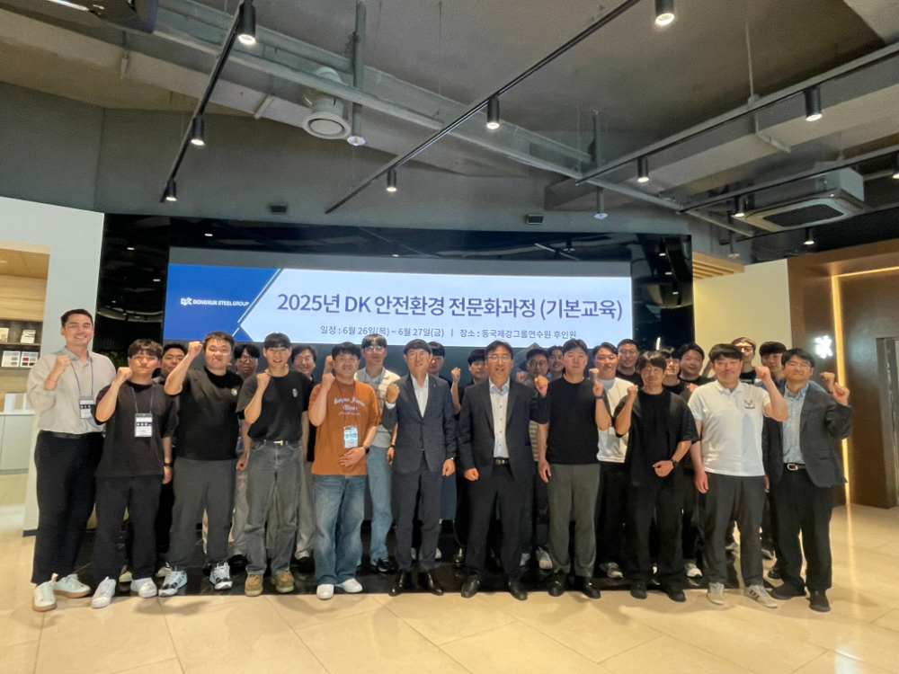 (앞줄 가운데) 곽진수 동국제강 기획실장(좌), 김병현 동국제강 안전환경기획팀장(우).(사진=동국제강)