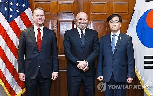 여한구 통상교섭본부장이 23일(현지시간) 미국 워싱턴 DC 상무부 회의실에서 제이미슨 그리어 미국 무역대표부 대표(왼쪽부터), 하워드 러트닉 미국 상무부 장관과 면담을 마친 후 기념 촬영하고 있다. 사진=연합뉴스