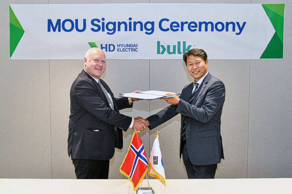 (오른쪽) HD현대일렉트릭 전력영업부문장 양재철 전무와 (왼쪽)벌크 인프라스트럭처 토르비욘 모에(Torbjørn Moe) 최고사업개발책임자.(사진=HD현대)