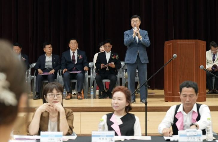 신상진 성남시장이 ‘제8회 성남시장배 생활체육 댄스스포츠대회’ 개막식에 참석하여 축사를 하고 있다.(사진제공=성남시청)